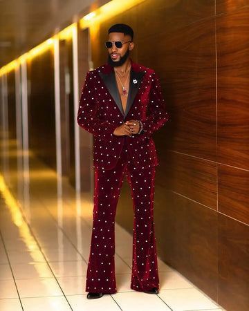 Luxury Men Wedding Suits Peaked Lapel Beaded Tuxedos For Groom 2 Pcs Burgundy Velvet Blazer Pants For Party Prom Custom Made